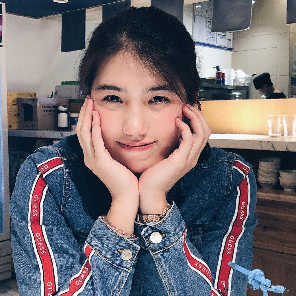 清纯的女明星,清纯的女明星与小巷中的秘密小店